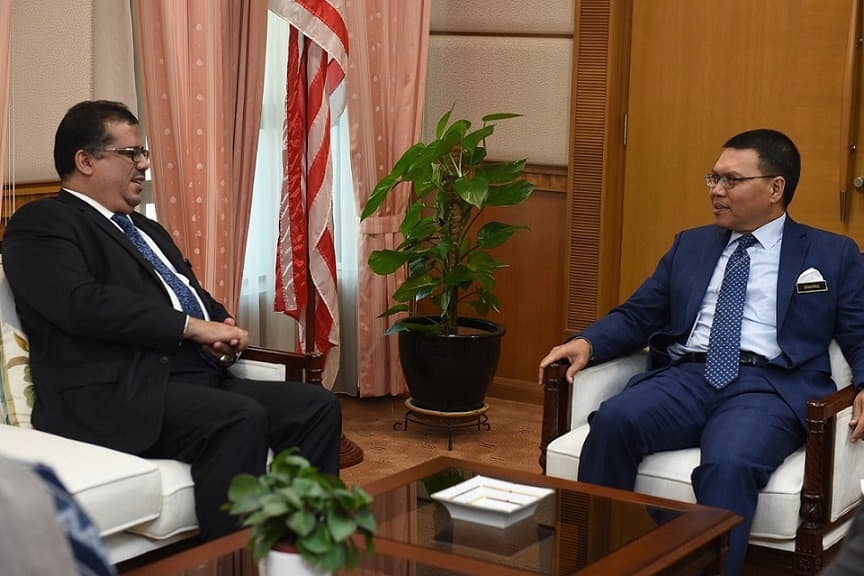 السفير باحميد يبحث مع أمين عام الخارجية الماليزية تطورات الأوضاع في اليمن