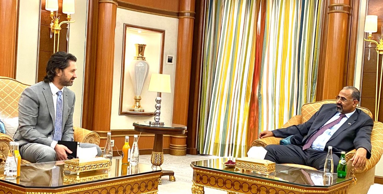 الزبيدي يؤكد على 3 أولويات خلال لقائه دبلوماسيين بريطانيين في الرياض
