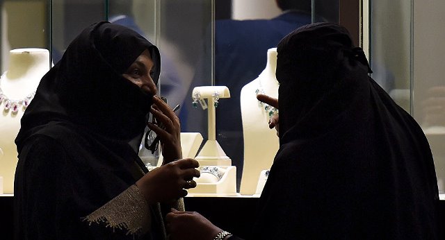  امرأة تبث مقطع فيديو حول ابنتها يثير جدلا واسعا في المجتمع السعودي