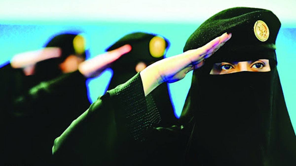 شاهد..سعودي يسخر من "الفتيات العسكريات" وهكذا كان مصيره (فيديو)
