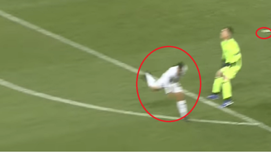 شاهد..لاعب يباغت الحارس بحركة "بهلوانية" ليسجل هدفا "قاتلا" (فيديو)
