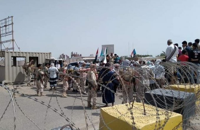 مصادر: إخماد تمرد لكتيبة عسكرية داخل مقر التحالف في عدن