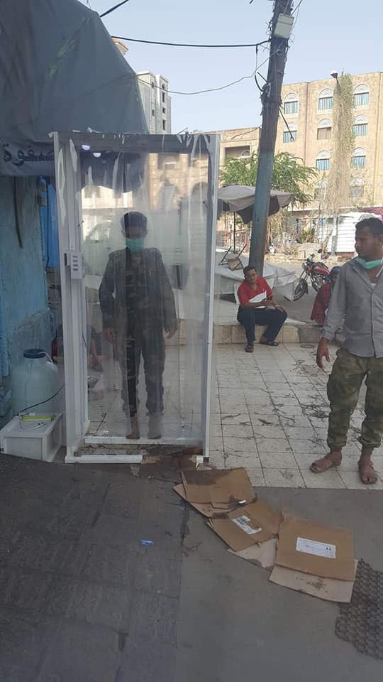 بالصور ..أول مستشفى بتعز يبدأ بتعقيم زواره بكبينة ليزر آلية(شاهد)