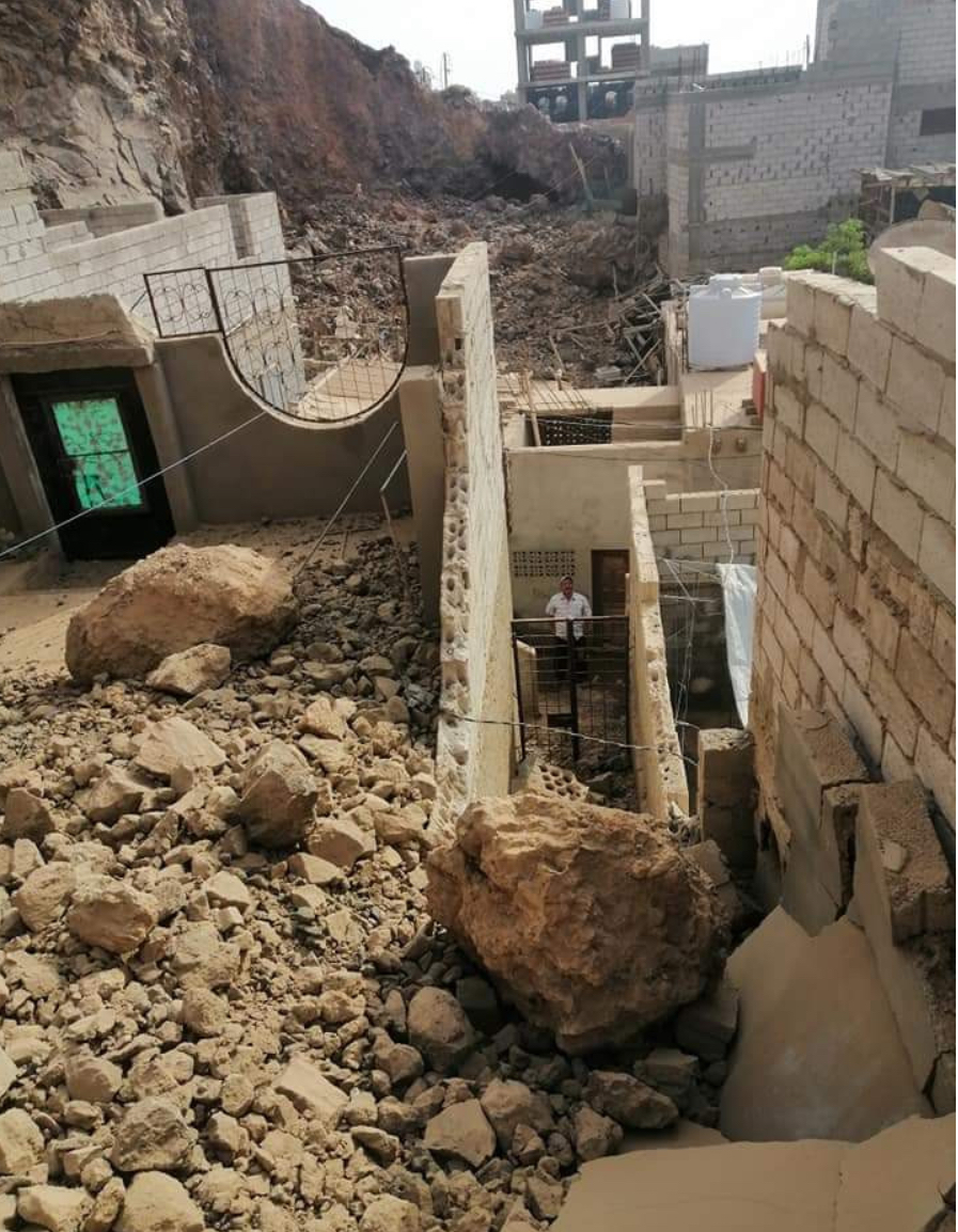 انهيار صخري يتسبب بتضرر عدد من المنازل بكريتر في عدن ومناشدات لانقاذ السكان