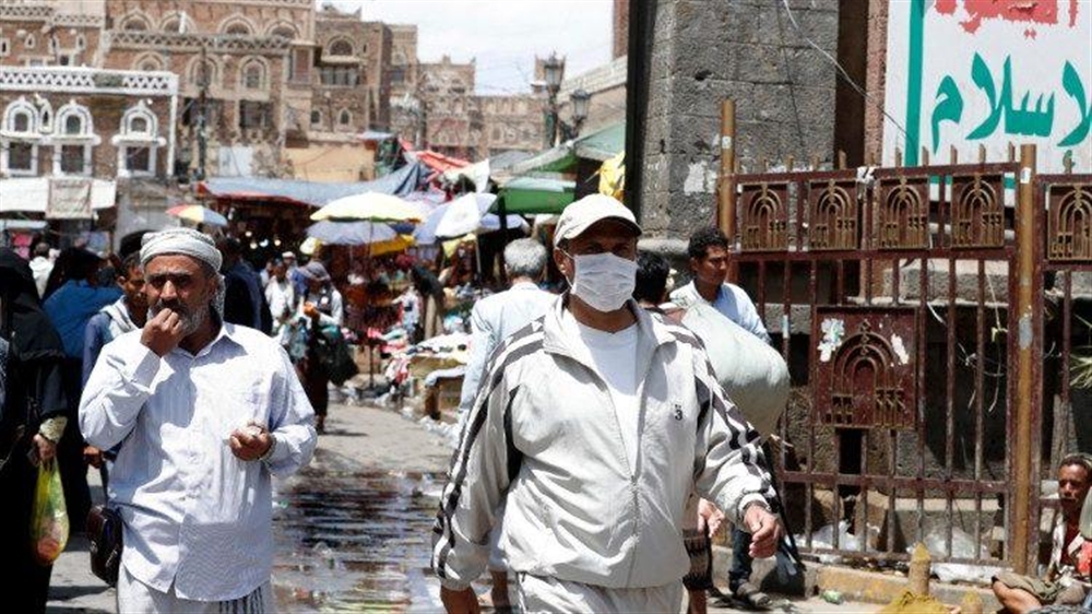 شاهد بالصورة..مريض يمني بكورونا يودع الكادر الطبي بعد تعافيه بطريقة اثارت اعجاب الجميع