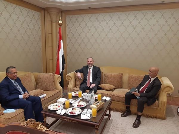 واشنطن تدعو إلى "تقديم التنازلات المتبادلة" لإنهاء الصراع بين الشرعية والانتقالي