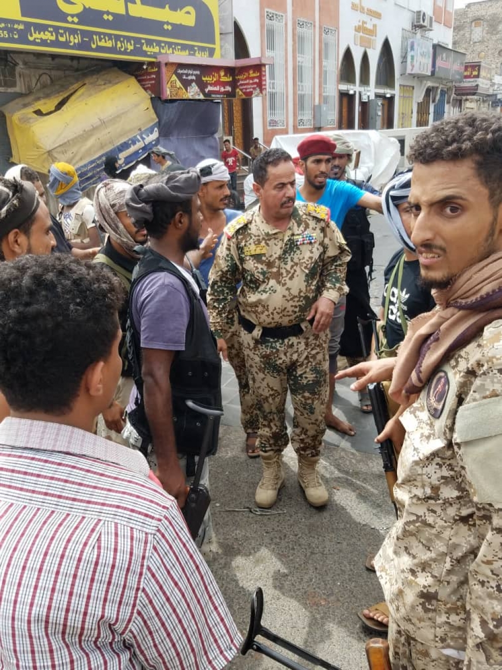 قائد الوية الحماية الرئاسية يتجول في كريتر