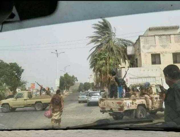 القوات الحكومية تحرر مطار عدن الدولي وتزحف باتجاه ”التواهي“