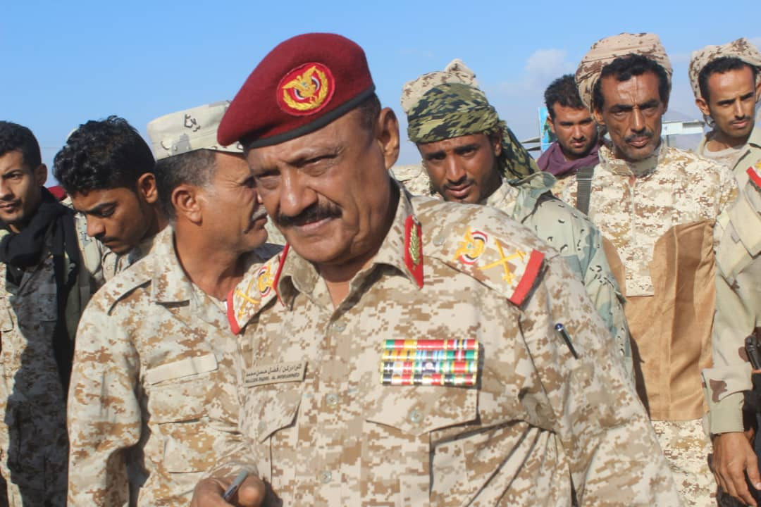 شاهد بالفيديو.. وزير الداخلية وقائد المنطقة الرابعة في الخطوط الأمامية للمواجهات بعدن