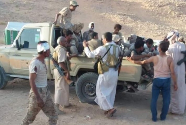 قوات الجيش والقبائل تأسر عشرات الحوثيين شرقي الحزم بالجوف