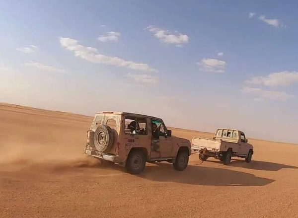 قيادي حوثي يترك سيارته الجيب ويفر من معارك الجوف
