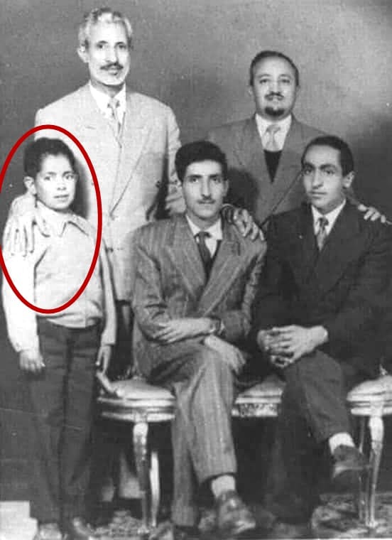 نشر صورته ...شاعر يمني يكشف هوية الطفل المجهول الذي ظهر بجوار الزبيري في صورة ومازال على قيد الحياة حتى اليوم 