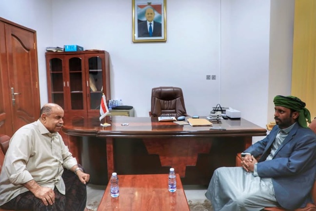 محافظ حضرموت يناقش تعزيز الأمن والخدمات مع وكيل أول المحافظة في المكلا