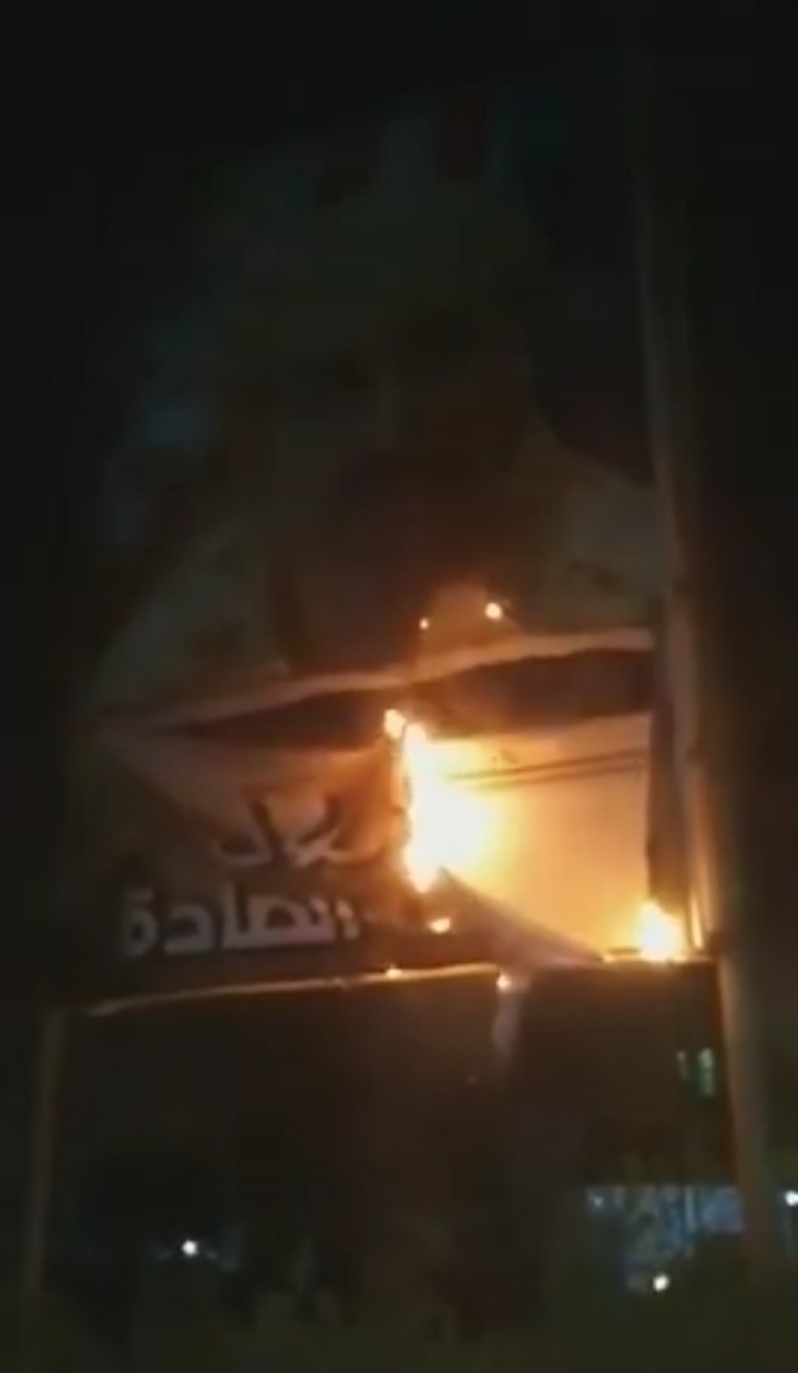 إحراق صور الزبيدي في عدن وسياسيون يعلقون:سقوط في أول امتحان سياسي