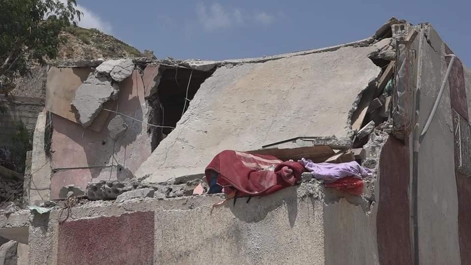 شاهد..صاروخ حوثي يهدم منزلا على رؤوس ساكنيه وسط مدينة تعز(صور)