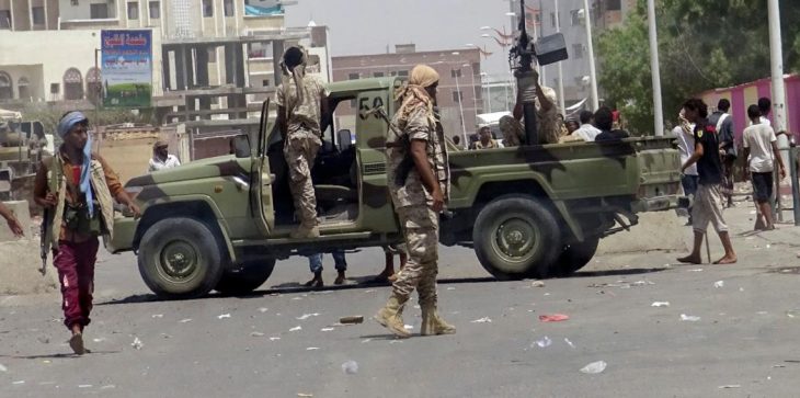 مستجدات سقوط عدن.. أنباء متضاربة حول مصير وزير الداخلية وانشقاق قائد عسكري كبير من الشرعية
