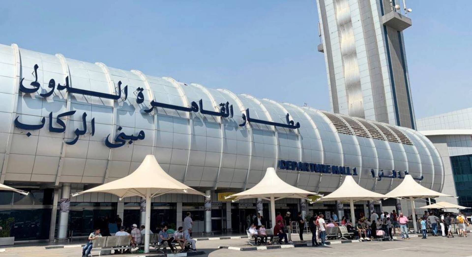 إيقاف مسؤول يمني في مطار القاهرة وبحوزته مليون دولار