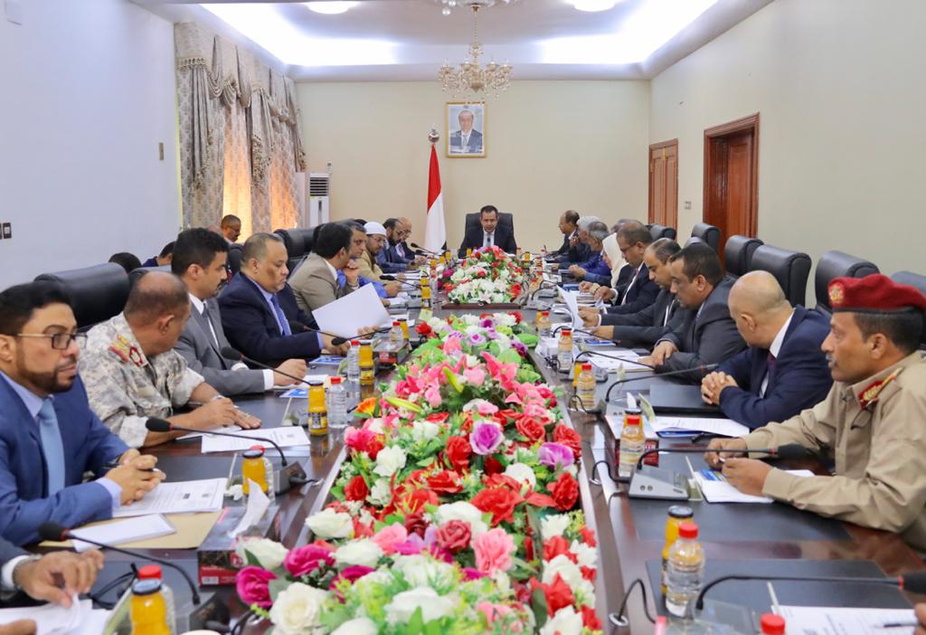 الحكومة تشيد بالجيش والقبائل في التصدي لمليشيا الحوثي وتؤكد تقديم كل أشكال الدعم والإسناد