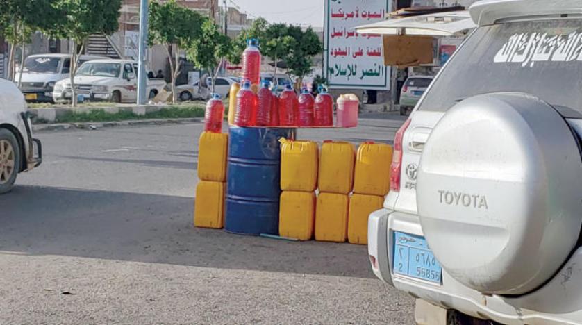 مليشيا الحوثي تعزز السوق السوداء بإغلاق محطات الوقود