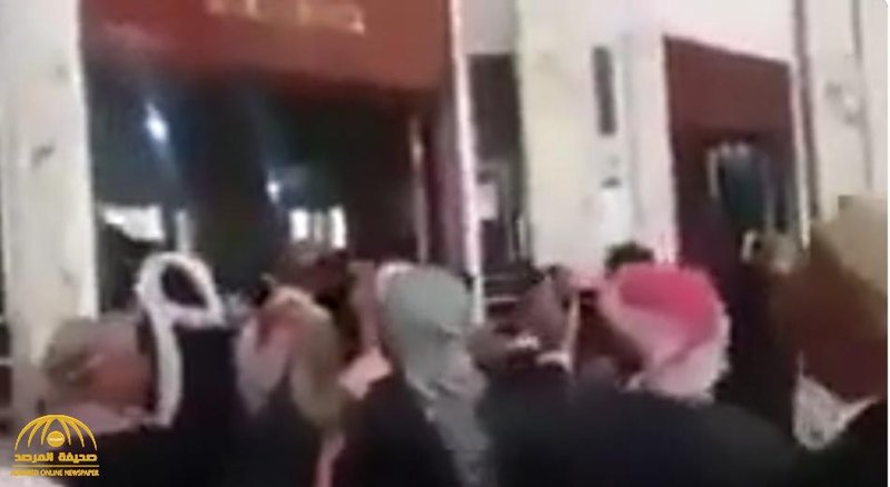 وصفهم بالجبناء والمنافقين.. شاهد مصلون ينزلون خطيبا حوثيا من المنبر ويطردونه خارج المسجد بصنعاء "فيديو"