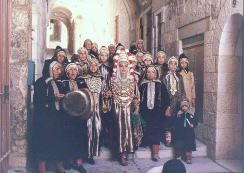 شاهد ..عروس يهودية من أصول يمنية بالزي اليمني أثناء طقوس الزفه في شوارع القدس "صورة"