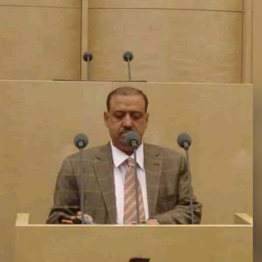شاهد.. أقدم صوره لرئيس مجلس النواب سلطان البركاني وهو طفلا يقف خلف شخصية هامة من بيت النعمان 