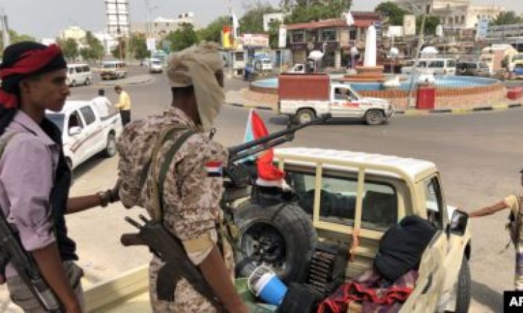 مصدر: قوات الانتقالي تحتمي بالمدنيين في أبين