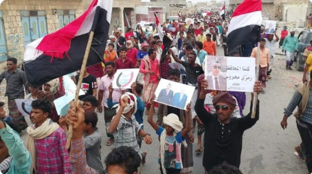  متظاهرو سقطرى يطالبون بعودة الشرعية ويرفضون تمثيل الانتقالي للجنوب