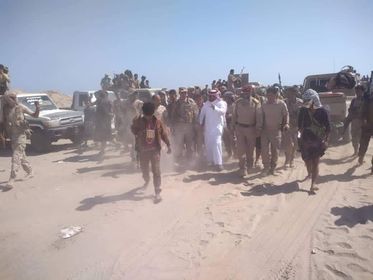 قوات الحكومة والانتقالي تبدأ فعليا عمليات الانسحاب المتبادلة من مواقعهما في أبين (تفاصيل وصور)