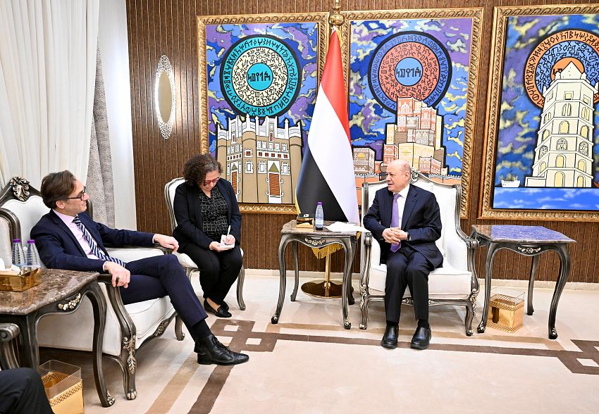 العليمي يؤكد لمسؤول ألماني: تعدد مراكز القوة وشرعنة السلاح خارج إطار الدولة يفتحان المجال أمام تنامي الجماعات المتطرفة