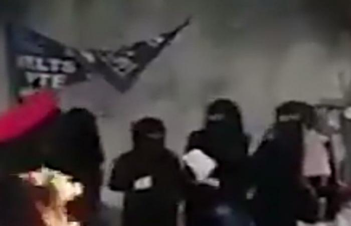 يمنيات عالقات في الهند يحرقن براقعهن احتجاجا على عدم ترحيلهن