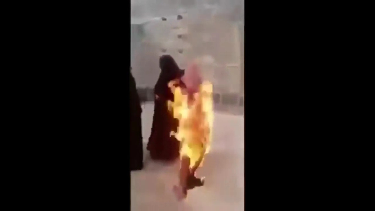 مسنة تحرق ثيابها احتجاجا على محاولات حوثية للسطو على أرضها في صنعاء