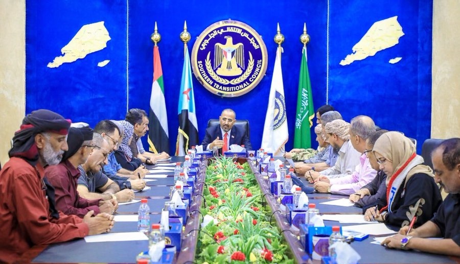 أكد عدم حدوث أي انسحاب.. الناطق باسم "المجلس الانتقالي": لمن نسلم هذه المعسكرات؟