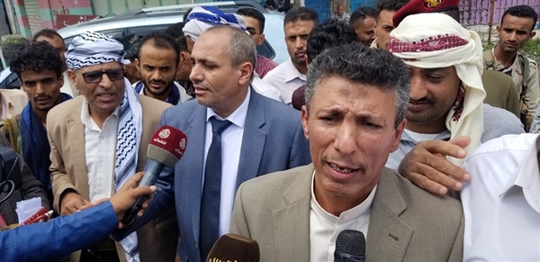 الشرعية في تعز تعيد فتح معبر من جانب