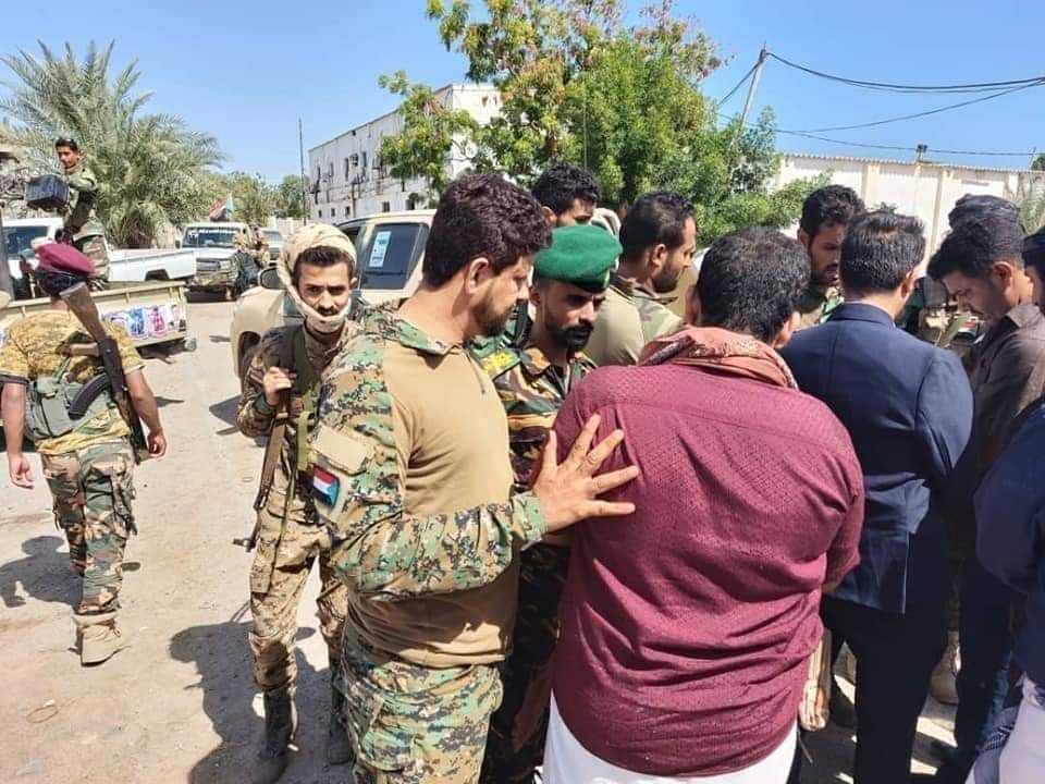 قوات الحزام الأمني تتسلم رسميًا معسكر خفر السواحل من أمن عدن