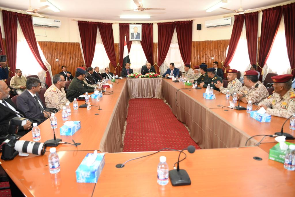 الرئيس هادي يعقد اجتماعا للقيادات العسكرية والأمنية بحضرموت