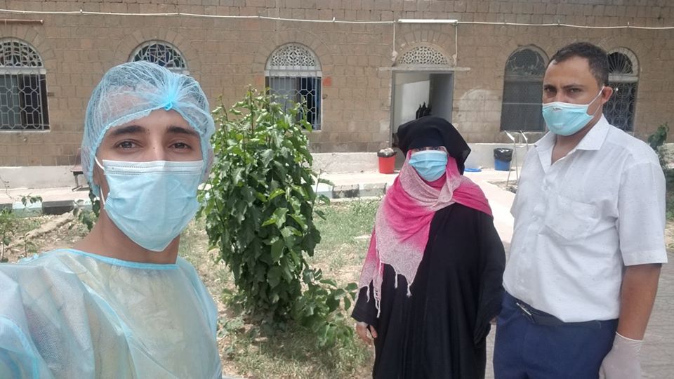 أول مسنة يمنية تنتصر على كورونا وتخرج من الحجر الصحي ولاتعلم أن زوجها قد غادر الحياة وتغلب عليه الفيروس(شاهد الصور)