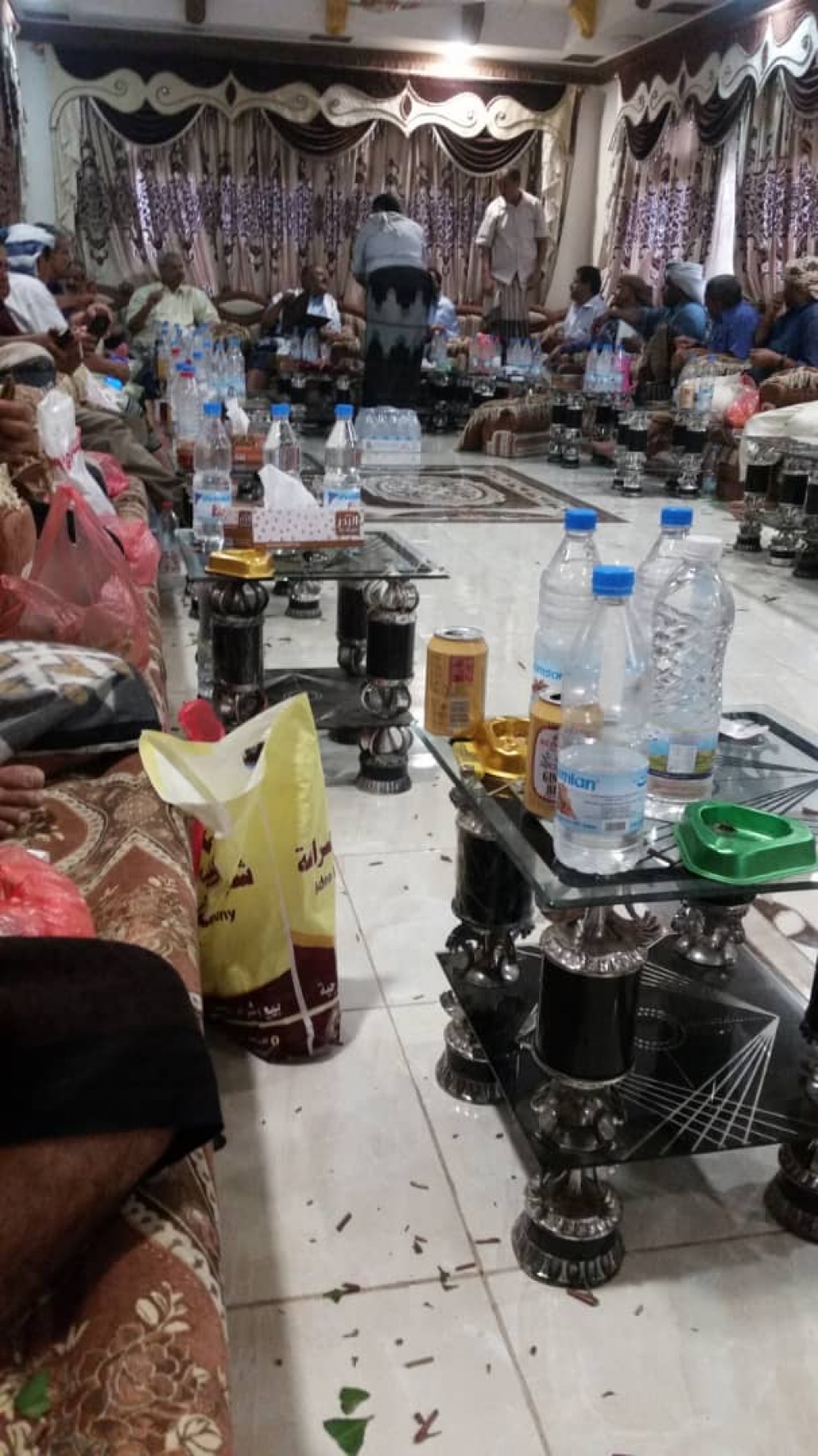 لقاء ودي يجمع قيادات حكومية وآخرين من الانتقالي الجنوبي بعدن