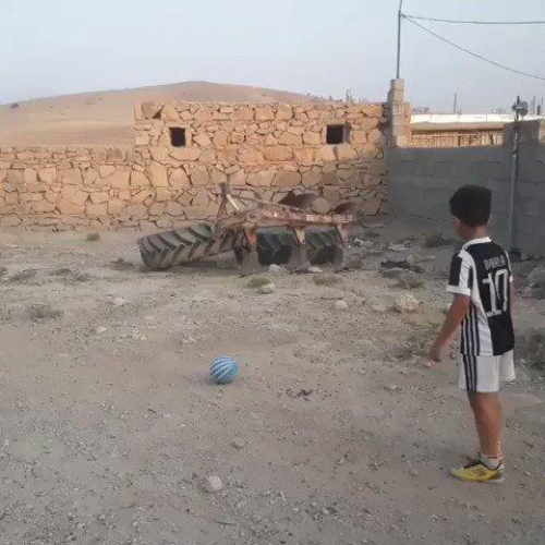 على طريقة باولو ديبالا.. شاهد طفل يمني يسدد كرة باحترافية لتدخل هدف يفوق حجمها بقليل ” فيديو”