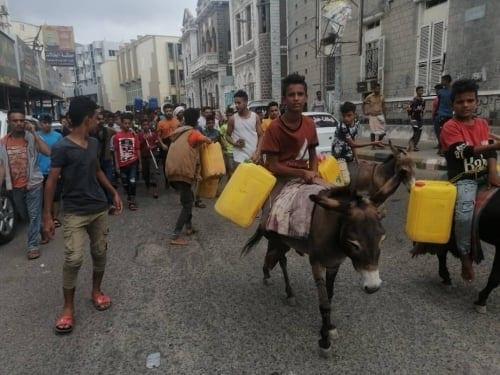 مسيرة بالحمير والأواني الفارغة تندد باستمرار انقطاع إمدادات المياه في عدن