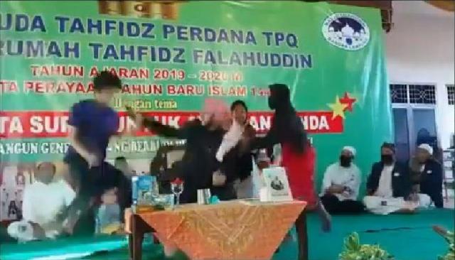 مقطع فيديو يوثق لحظة الاعتداء على داعية يمني في إندونيسيا