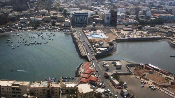 شاهد..ناقلة نفط تدهس مهاجر أثيوبي بين عدن ولحج (فيديو)