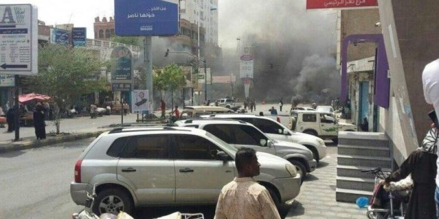جنود يقطعون طرقا رئيسة في مدينة تعز