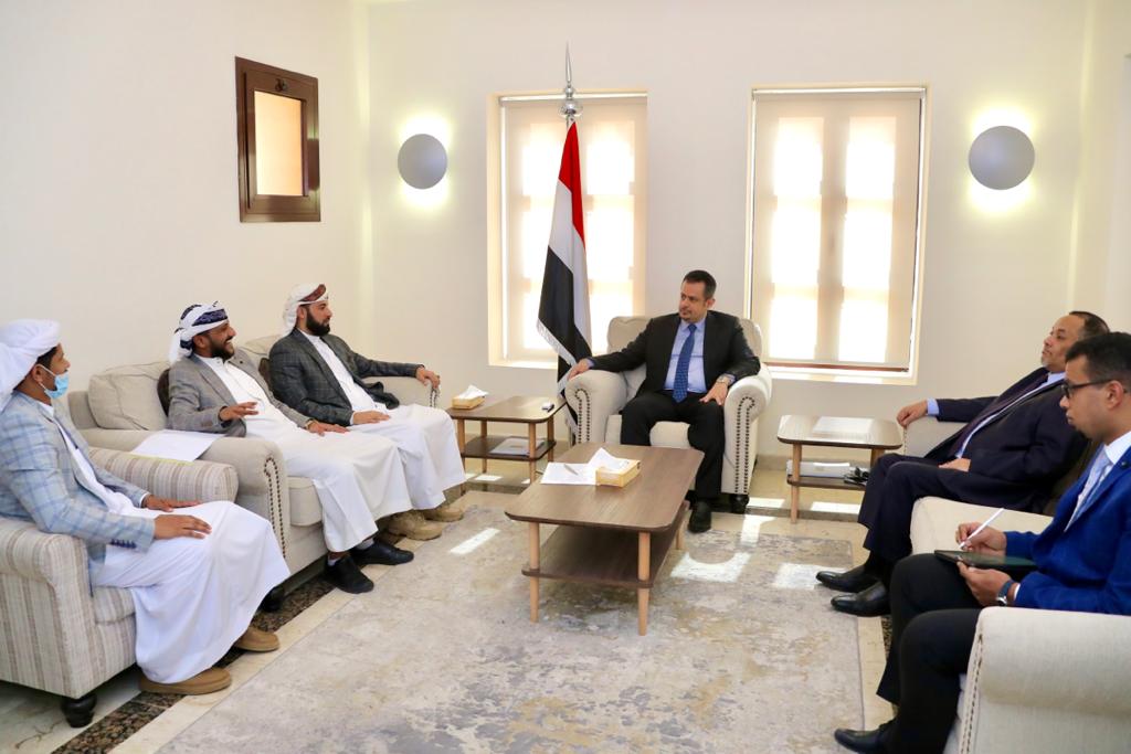 رئيس الوزراء يلتقي قيادات في الانتقالي ويؤكد ان جهود تشكيل الحكومة قطعت خطوات كبيرة