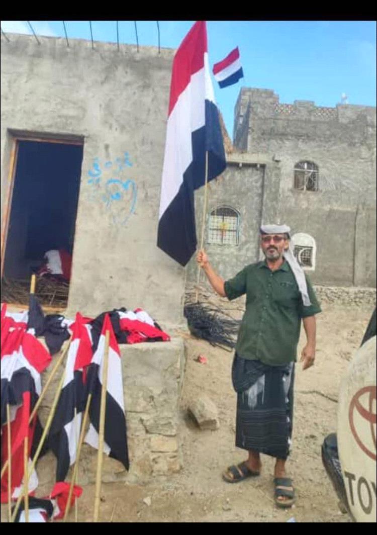 مواطنون في لحج يعيدون رفع العلم اليمني بعد سنوات من الغياب القسري