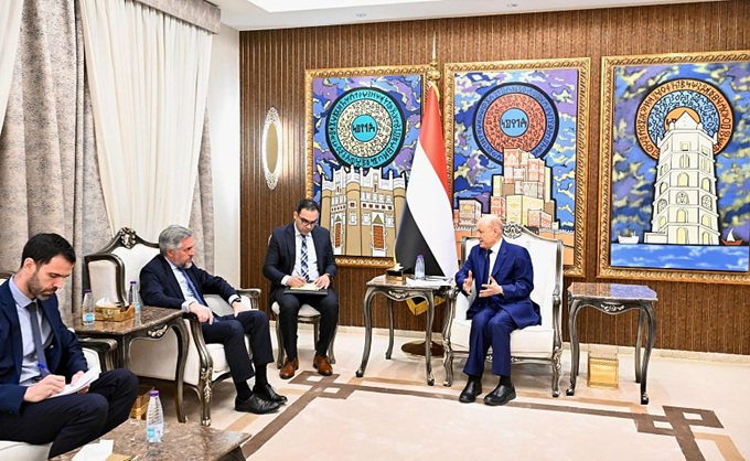 الرئيس العليمي لـ دبلوماسي أوروبي: الحوثيون جذر أزمة اليمن وأي مقاربة تتجاهل هذه الحقيقة لن تحقق سلاما مستدام