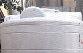 شاهد ..يمني يحول " خزان ماء" الى " منزل متكامل " ويبتكر بابداع نادر حلا لمشكلة توفير مسكن لاسرته (فيديو)