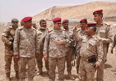 وزير الدفاع يتفقد معسكرات الشرعية التدريبية بمأرب  
