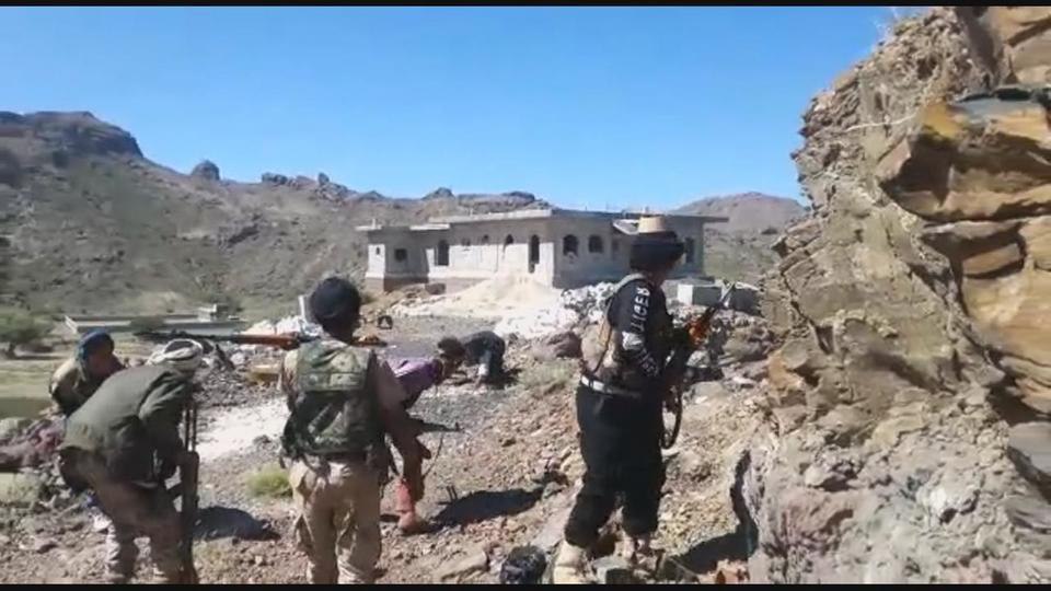 الحوثيون يتقدمون نحو مسقط رأس "الزبيدي" ويستكملون سيطرتهم على "قعطبة"