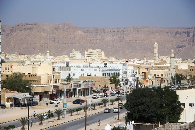 تقليص عدد العاملين بالدوائر الحكومية في إحدى المدن اليمينة إلى 50% بسبب كورونا